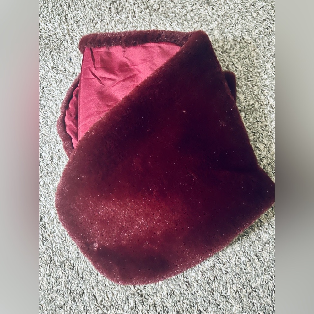 Burgundy faux fur shawl NWOT - Picture 5 of 5